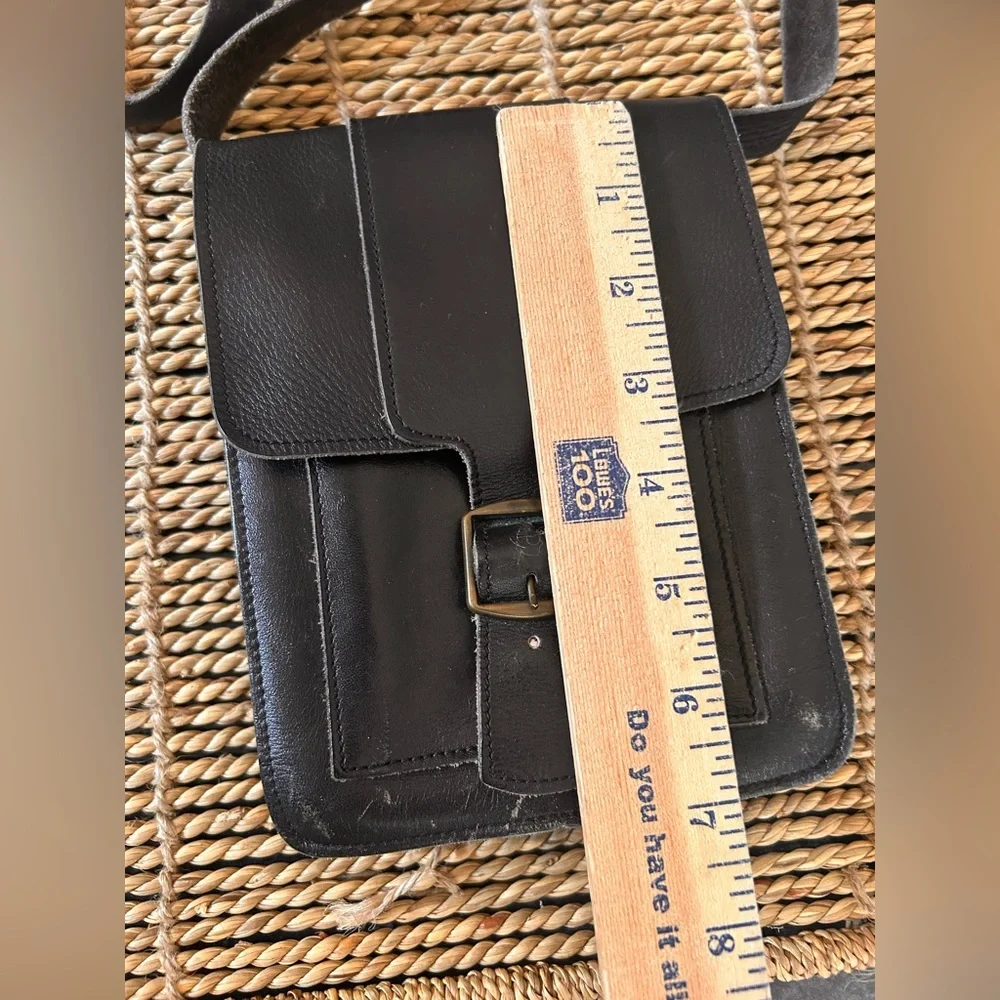 ✌️4 for $20✌️ Vintage Leather crossbody - Picture 3 of 9